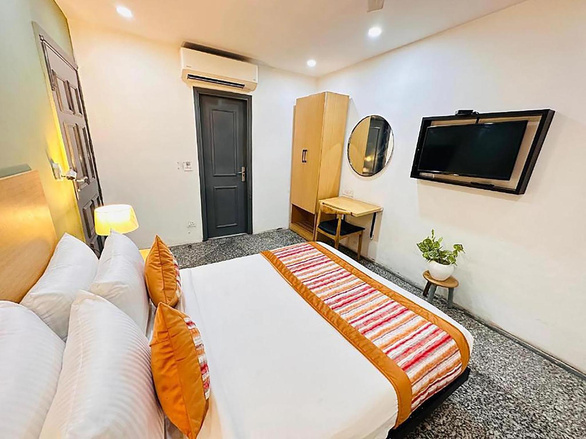 Hotel Golden Saffron By Qotel-Punjabi Bagh New Delhi Exterior photo